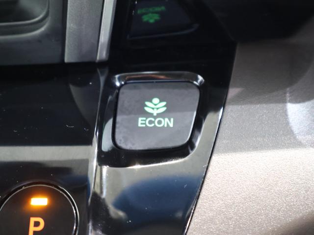 フリードハイブリッド ハイブリッド・モデューロＸホンダセンシング　純正ナビ　オートクルーズコントロール　ＬＥＤライト　フルオートエアコン　追突軽減Ｂ　ＥＴＣ車載器　リヤカメラ　ＤＶＤ再生可　フルセグ　エアバッグ　スマートキー　アイドリングストップ　ＶＳＡ　イモビ（9枚目）