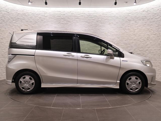 フリードスパイクハイブリッド ジャストセレクション 純正ナビ バックカメラ 左側パワースライドドア クルコン ETC HIDライト 純正SW Sキー キーフリー セキュリティーアラーム DVD視聴 後カメラ 地デジ ナビTV エアコン I-STOP(18枚目)