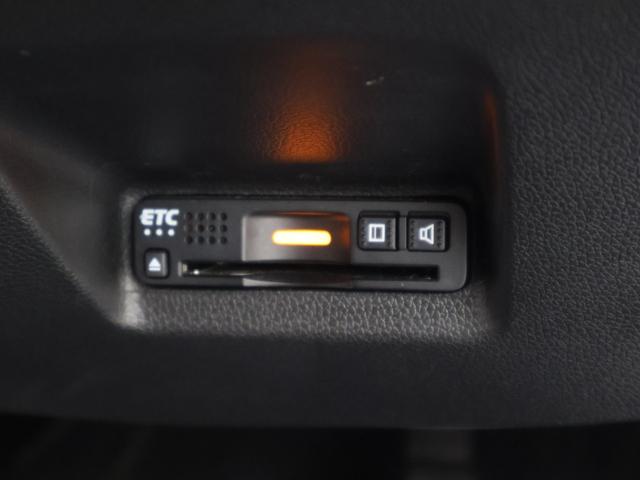 シャトル ハイブリッドZホンダセンシング 純正ナビ フルセグ バックカメラ FTC シートヒーター パドルシフト LEDヘッドライト フォグランプ 純正アルミホイール 衝突軽減 カーテンエアバック LEDライト イモビ Bカメラ クルコン(11枚目)