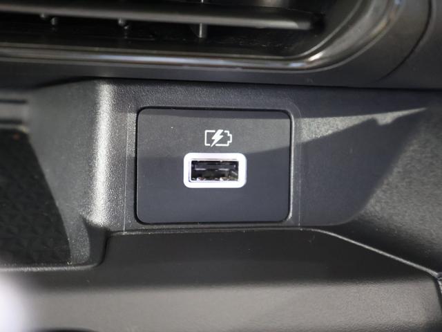 ＵＳＢソケットがついていますのでコードを繋げばスマートフォンなどの充電が出来ます！