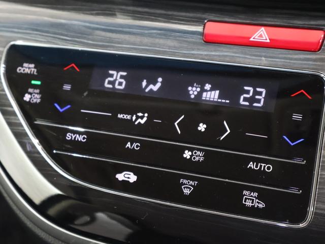 フルオートエアコンが装備されています！お好みの温度設定をするだけでエアコンの風量やモードの切り替えを自動でコントロールしてくれます！ユーザーの操作が少なく燃費走行にもつながります！