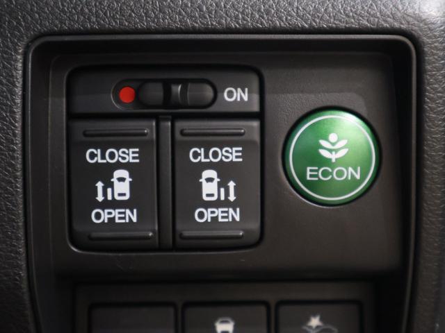 両側パワースライドドア付で、挟み込み防止機能によりお子様の乗り降りも安心！車内・車外のドアハンドルからはもちろんのこと運転席スイッチやリモコンキーからも開閉操作が可能で大変便利な装備となっております！