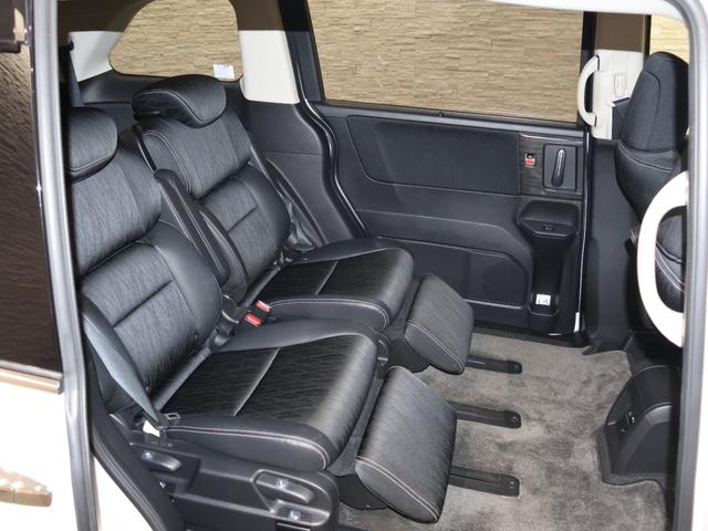 ２列目シートも足元はゆったりしており快適にお座り頂けます！オットマンシート搭載で走行中も快適に過ごすことができます！