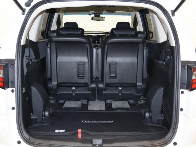 ３列目は床下に格納することができ、格納すると広大なフラット空間が生まれます！大きな荷物や長い荷物なども簡単に収納することができます！