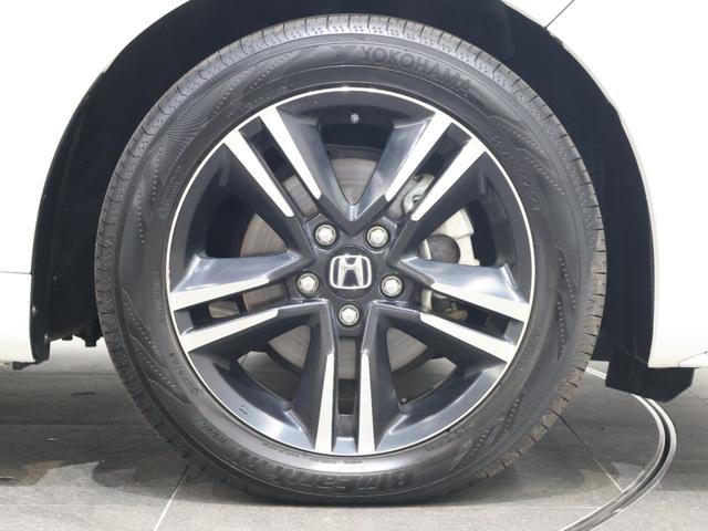 純正のアルミホイールが足元を飾ります！タイヤサイズは２１５／５５Ｒ１７になります。