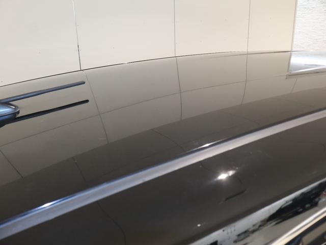 ルーフ・ボンネットに雹による損害がございますが、走行・安全性に問題はございません。