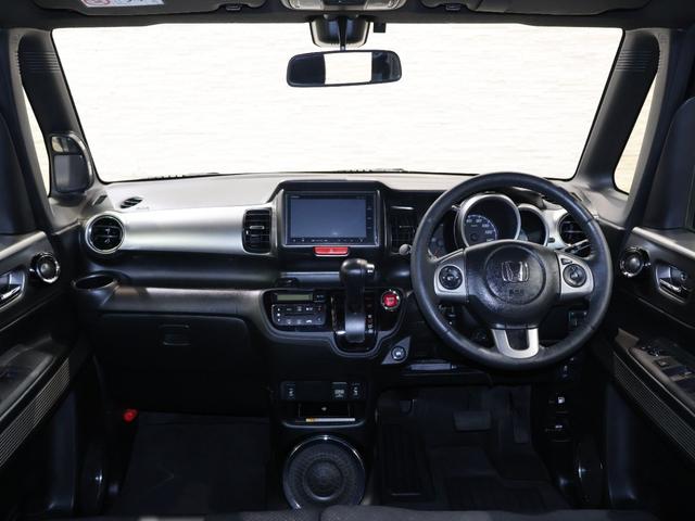 操作性に優れた運転席となります！小物入れや各ボタンの配置にこだわり、使いやすいです！座り心地もよく視認性も良好なのでロングドライブもお任せ下さい！