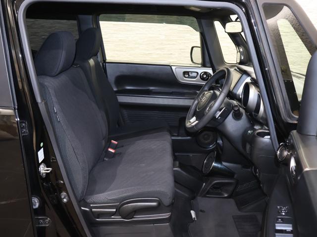 全ての座席で皆様に快適におくつろぎいただけるよう膝周りにゆとりを持たせ、心地よく座れるよう設計されています！！