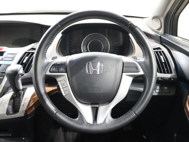 ステアリング部にオーディオリモコンスイッチが装備されております！手元で視界を逸らさずに音量調節・ソース切替・選局などが可能！安全運転をしながらの操作が可能です！