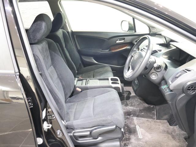 全ての座席で皆様に快適におくつろぎいただけるよう膝周りにゆとりを持たせ、心地よく座れるよう設計されています！！