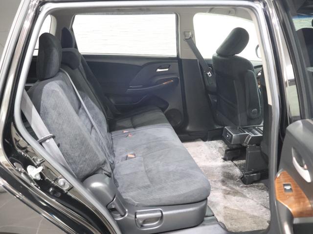 ２列目シートも足元はゆったりしており快適にお座り頂けます！チャイルドシートの取り付けにも対応しており、後部座席にお乗りの方も楽しく広々と使用できます！！