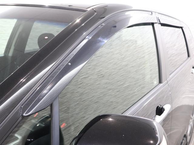 オプションのドアバイザーが装備！！タバコ・ペットなどの臭いが室内にこもるのが嫌な方、換気機能はもちろんのこと降雨時にも少しだけ窓を開けておくことが可能です！