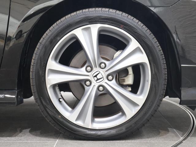 純正のアルミホイールが足元を飾ります！タイヤサイズは２２５／４５Ｒ１８になります。