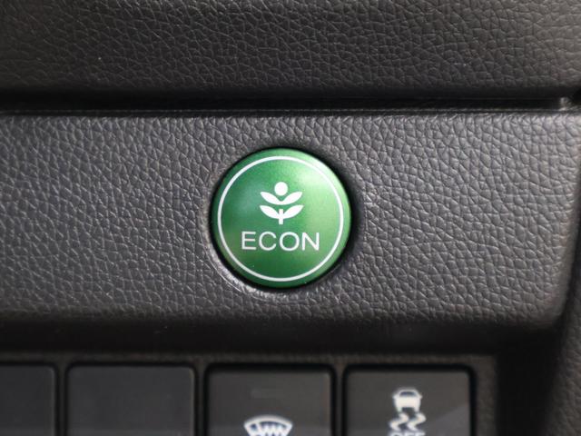 フィットハイブリッド Ｌパッケージ　純正ナビ　バックカメラ　クルーズコントロール　衝突軽減ブレーキ　踏み間違い防止　横滑り防止　ＥＴＣ　ＬＥＤライト　純正ＳＷ　スマートキー　ナビ＆ＴＶ　地デジフルセグＴＶ　ＵＳＢ　サイドエアバック（8枚目）