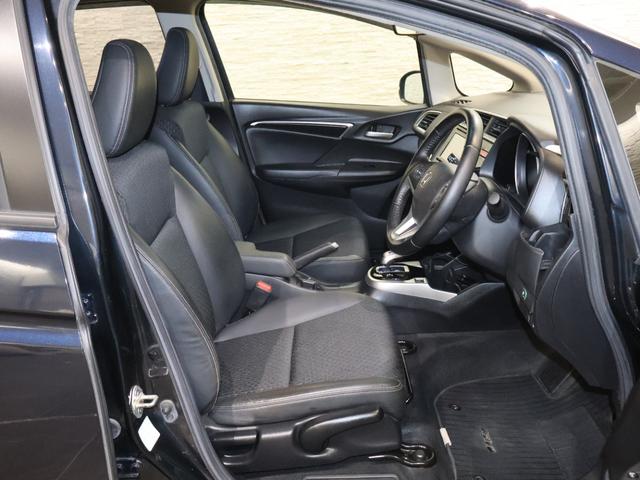 フィットハイブリッド Ｌパッケージ　純正ナビ　バックカメラ　クルーズコントロール　衝突軽減ブレーキ　踏み間違い防止　横滑り防止　ＥＴＣ　ＬＥＤライト　純正ＳＷ　スマートキー　ナビ＆ＴＶ　地デジフルセグＴＶ　ＵＳＢ　サイドエアバック（12枚目）