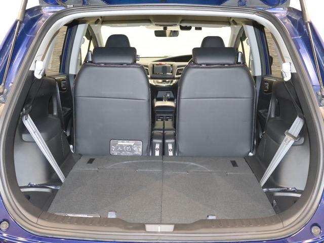 ３列目は床下に格納することができ、格納すると広大なフラット空間が生まれます！大きな荷物や長い荷物なども簡単に収納することができます！