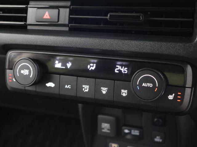 フルオートエアコンが装備されています！お好みの温度設定をするだけでエアコンの風量やモードの切り替えを自動でコントロールしてくれます！ユーザーの操作が少なく燃費走行にもつながります！