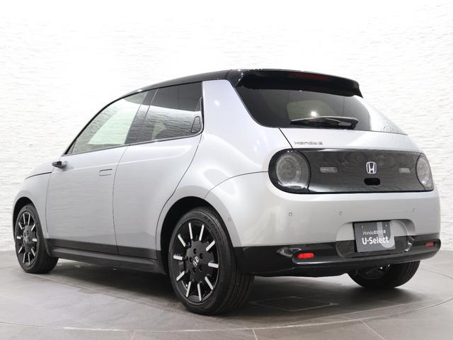 当店の展示車は、プロの業者にボディーの磨き、ルームクリーニングを依頼していますので、とてもきれいです！！ぜひ、見にいらしてください！