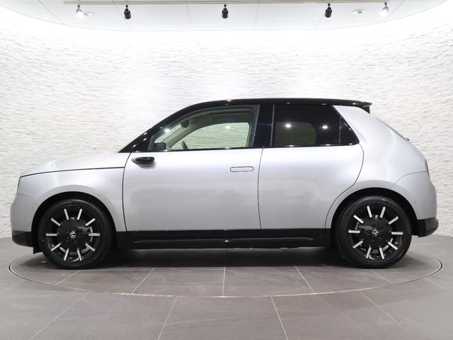 このお車はホンダ純正光脱臭・抗菌加工を納車前に致します。光触媒消臭は光触媒と銀イオンにより消臭とウイルス除菌や抗菌効果のダブル効果で車内を快適に保ちます。