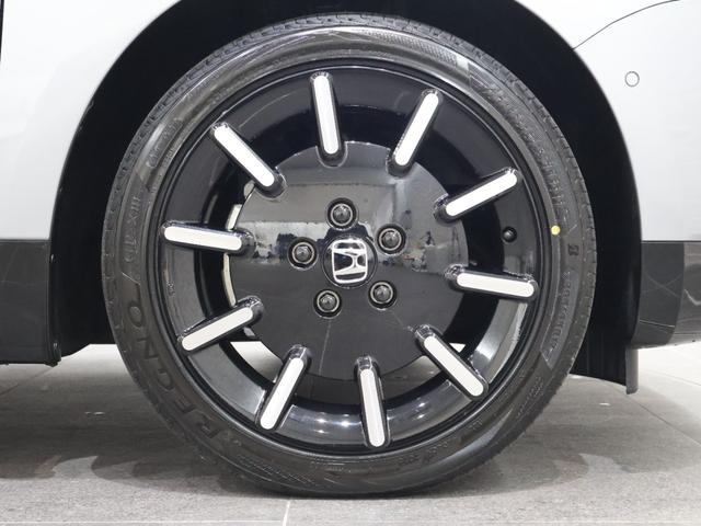 純正のアルミホイールが足元を飾ります！タイヤサイズはフロント：２０５／４５Ｒ１７リア：２２５／４５ＺＲ１７になります。前後でタイヤサイズが異なるのでタイヤ交換の際はお気を付けください。