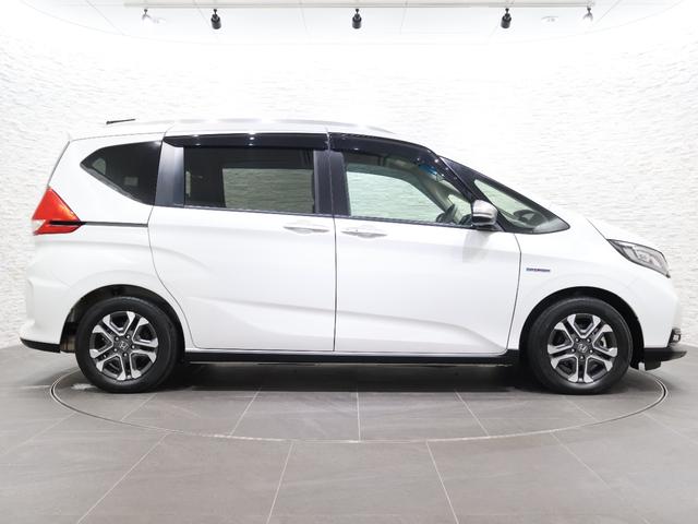 フリード+ハイブリッド ハイブリッド・クロスターホンダセンシング 純正ナビ バックカメラ 両側パワースライドドア 純正ドラレコ 横滑り防止 ETC LEDライト フォグ 純正AW スマートキー 地デジフルセグ 両側電動ドア サイドエアバッグ ソナー エアバッグ(19枚目)