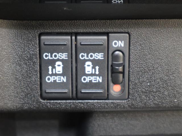 ステップワゴンスパーダ スパーダハイブリッドＧ・ＥＸホンダセンシング　純正ナビ　フルセグＴＶ　両側パワースライドドア　全方位カメラ　シートヒーター　ＥＴＣ　ＬＥＤライト　フォグ　純正ＡＷ　スマートキー　フルオートエアコン　駐車アシスト　キーフリー　Ｓヒーター　横滑防止（13枚目）