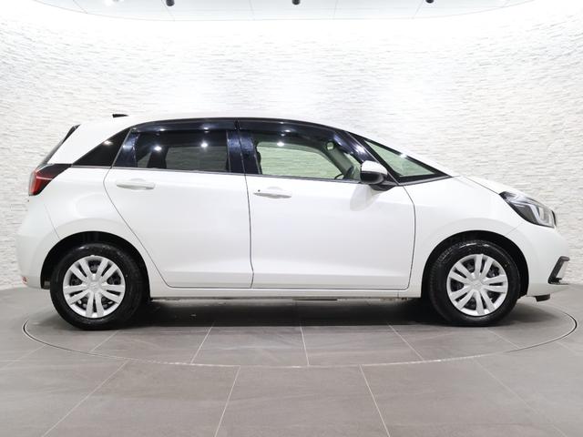 フィット ｅ：ＨＥＶホーム　純正ナビ　バックカメラ　パーキングセンサー　横滑り防止　ＥＴＣ　ＬＥＤライト　純正ＳＷ　スマートキー　前後誤発進抑制機能　クリソナ　助手席エアバッグ　運転席エアバッグ　アイドリングストップ　ＵＳＢ接続（23枚目）