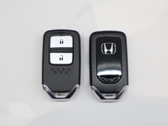 フィット ｅ：ＨＥＶホーム　純正ナビ　バックカメラ　パーキングセンサー　横滑り防止　ＥＴＣ　ＬＥＤライト　純正ＳＷ　スマートキー　前後誤発進抑制機能　クリソナ　助手席エアバッグ　運転席エアバッグ　アイドリングストップ　ＵＳＢ接続（32枚目）