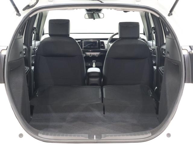 フィット ホーム　レンタアップ　社外ナビ　バックカメラ　パーキングセンサー　横滑り防止　ＥＴＣ　ＬＥＤライト　純正ＳＷ　スマートキー　記録簿　衝突軽減　リアカメラ　ソナー　ＵＳＢ接続　ＡＡＣ　サイドエアバック　スマキー（17枚目）