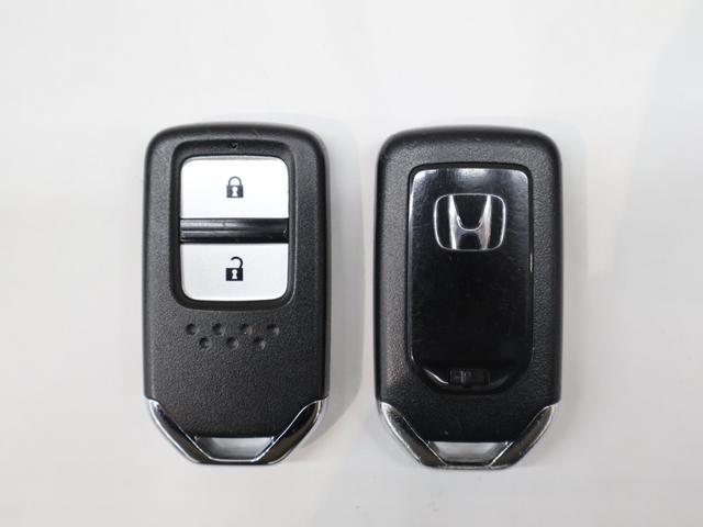 フィット １３Ｇ・Ｆ　雹損害　純正ナビ　バックカメラ　横滑り防止　アイドリングストップ　ＥＴＣ　ハロゲンライト　純正ＳＷ　スマートキー　リヤカメラ　アクティブクルーズ　コーナーセンサー　衝突被害軽減　イモビライザー　ＡＡＣ（30枚目）