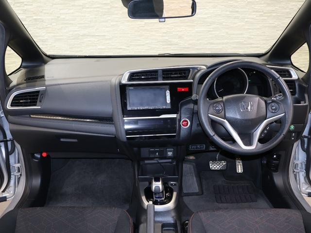 フィットハイブリッド Ｓパッケージ　純正ナビ　バックカメラ　クルーズコントロール　ＥＴＣ　ＬＥＤライト　フォグ　純正ＡＷ　スマートキー　点検記録簿　サイドエアバック　ワンセグテレビ　ＵＳＢ　ＶＳＡ　クルコン　イモビライザー　スマキー（4枚目）