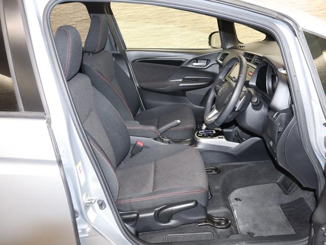 フィットハイブリッド Ｓパッケージ　純正ナビ　バックカメラ　クルーズコントロール　ＥＴＣ　ＬＥＤライト　フォグ　純正ＡＷ　スマートキー　点検記録簿　サイドエアバック　ワンセグテレビ　ＵＳＢ　ＶＳＡ　クルコン　イモビライザー　スマキー（12枚目）