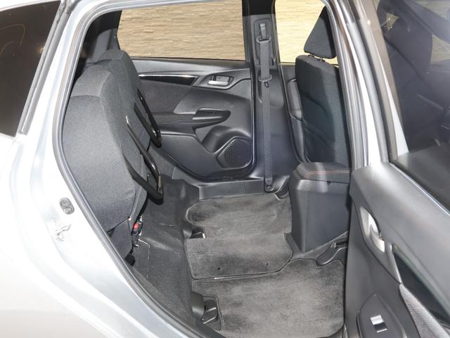 フィットハイブリッド Ｓパッケージ　純正ナビ　バックカメラ　クルーズコントロール　ＥＴＣ　ＬＥＤライト　フォグ　純正ＡＷ　スマートキー　点検記録簿　サイドエアバック　ワンセグテレビ　ＵＳＢ　ＶＳＡ　クルコン　イモビライザー　スマキー（14枚目）