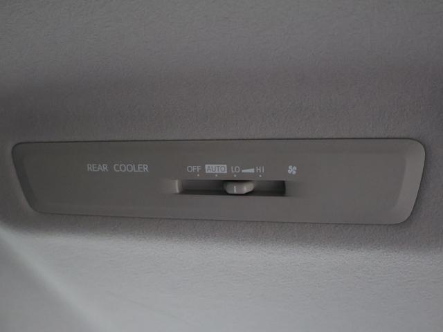 ヴォクシー ＺＳ　純正ナビ　バックカメラ　左側パワースライドドア　横滑り防止　ＥＴＣ　ＬＥＤライト　フォグ　純正ＡＷ　スマートキー　地デジ　盗難防止システム　オートエアコン　ダブルエアバッグ　ＤＶＤ再生可　ナビＴＶ（8枚目）