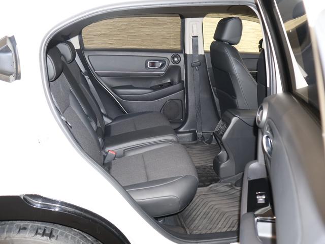 ヴェゼル ｅ：ＨＥＶＺ　純正ホンダコネクトディスプレイ　マルチビューカメラ　ホンダセンシング　ブラインドスポットインフォメーション　パーキングセンサー　横滑り防止　ＥＴＣ　ＬＥＤライト　フォグ　純正ＡＷ　スマートキー　スマキ（17枚目）