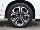 純正のアルミホイールが足元を飾ります!タイヤサイズは215/55R17になります。