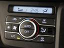 フルオートエアコンが装備されています！お好みの温度設定をするだけでエアコンの風量やモードの切り替えを自動でコントロールしてくれます！ユーザーの操作が少なく燃費走行にもつながります！