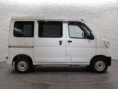 当社の優秀なスタッフがしっかり点検整備をさせていただいてからご納車いたします！さらに！ワイパーゴム、エレメント、エアクリーナーを新品交換させて頂いています！ 6