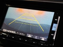 バックカメラが装備されており、後方の安全確認はもちろんのこと狭い場所での駐車や雨の日・夜間など視界の悪いコンディションでのストレスの軽減にもなります！ 5