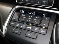 フルオートエアコンが装備されています！お好みの温度設定をするだけでエアコンの風量やモードの切り替えを自動でコントロールしてくれます！ユーザーの操作が少なく燃費走行にもつながります！ 6