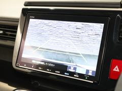 バックカメラが装備されており、後方の安全確認はもちろんのこと狭い場所での駐車や雨の日・夜間など視界の悪いコンディションでのストレスの軽減にもなります！ 4
