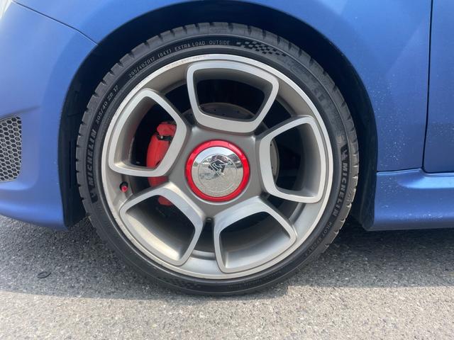アバルト５９５ コンペティツィオーネ　プレミアブロンズ保証１年付／ラッピング車（元色６９５　グリジオレコード）／赤×黒コンビシート／レコードモンツァツインマフラー／純正１７インチアルミ／障害物センサー／ＥＴＣ／パドルシフト／整備記録簿８枚（47枚目）