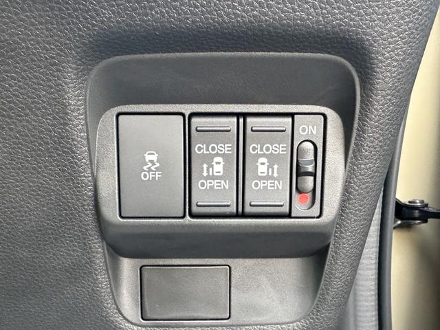 フリード ｅ：ＨＥＶクロスター　９インチホンダコネクトナビ　マルチビューカメラ　ルーフレール　ＥＴＣ　Ａｐｐｌｅｃａｒｐｌａｙ　ａｎｄｒｏｉｄａｕｔｏ　フルセグ　シートヒーター（26枚目）