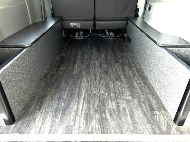 NV350キャラバンバン ロングプレミアムGX トランスポーター フロア床張り&サイドボックス 1オーナー禁煙車 純正ナビ アラウンドモニター オートスライド ETC2.0 ドライブレコーダー(2枚目)