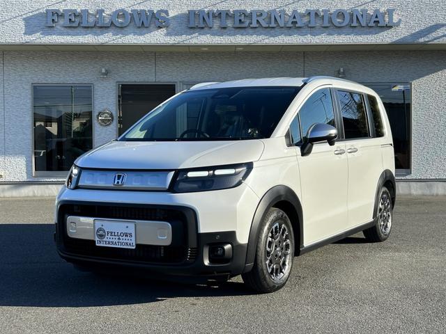 フリード ｅ：ＨＥＶクロスター　純正９インチコネクトナビ　バックカメラ　ＥＴＣ　リアクーラー　ＡｐｐｌｅＣａｒＰｌａｙ／ＡｎｄｒｏｉｄＡｕｔｏ対応　シートヒーター　両側パワースライド（2枚目）