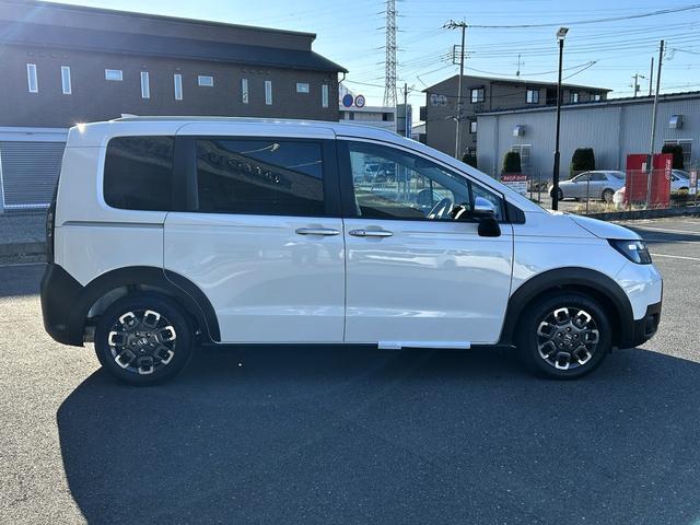 フリード ｅ：ＨＥＶクロスター　純正９インチコネクトナビ　バックカメラ　ＥＴＣ　リアクーラー　ＡｐｐｌｅＣａｒＰｌａｙ／ＡｎｄｒｏｉｄＡｕｔｏ対応　シートヒーター　両側パワースライド（10枚目）