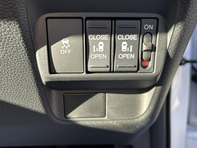 フリード ｅ：ＨＥＶクロスター　純正９インチコネクトナビ　バックカメラ　ＥＴＣ　リアクーラー　ＡｐｐｌｅＣａｒＰｌａｙ／ＡｎｄｒｏｉｄＡｕｔｏ対応　シートヒーター　両側パワースライド（25枚目）