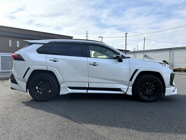 ＲＡＶ４ Ｇ　ＴＲＤエアロ　社外ホイール　ＧＤマフラー　９インチ純正ナビ　バックカメラ　ＥＴＣ　ＡＣコンセント　デジタルインナーミラー　スタッドレス付き　パワーバックドア　１オーナー　スマートキー×２（9枚目）