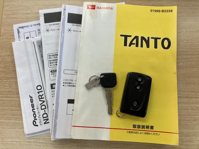 スマートキー付き♪キーをカバンやポケットに携帯するだけで、車に近づいたり離れたりするだけで、ドアやテールゲートを自動で施錠・解錠できます。雨の日や荷物の多い雨の日にも便利です♪