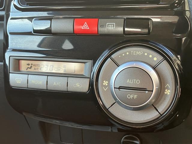 設定した室温に自動で調整し、快適な車内にしてくれるフルオートエアコン装備♪